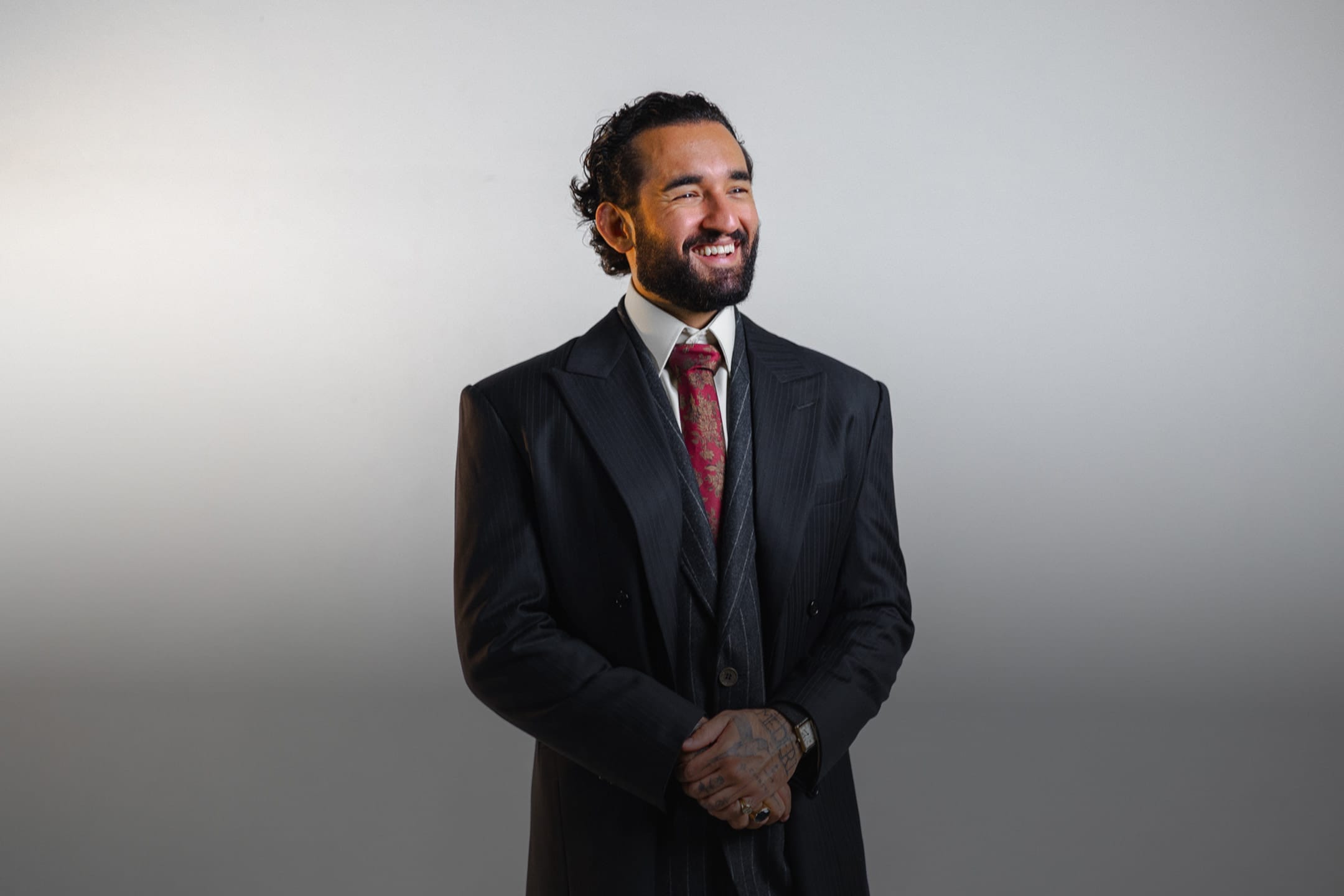 Dr. Eric Pascher, de terno escuro e gravata vinho, sorrindo